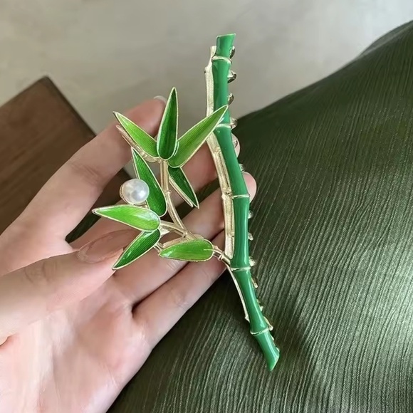 Pearl Bamboo Hair Claw – Aesthetic Gold & Green Clip main image 5